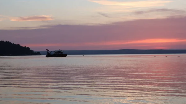 Закат Оранжевого Золота Поверхности Моря Отражение Солнца Воде Пейзаж Красочным — стоковое фото