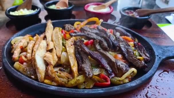 Nötkött Och Kyckling Blanda Fajitas Med Färgglada Grönsaker Svart Tallrik — Stockvideo