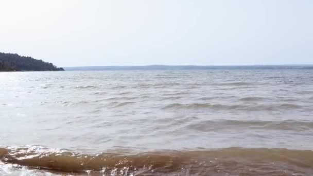 Uitzicht Blauw Zeewater Vanaf Kust Zicht Het Wateroppervlak Vanaf Het — Stockvideo