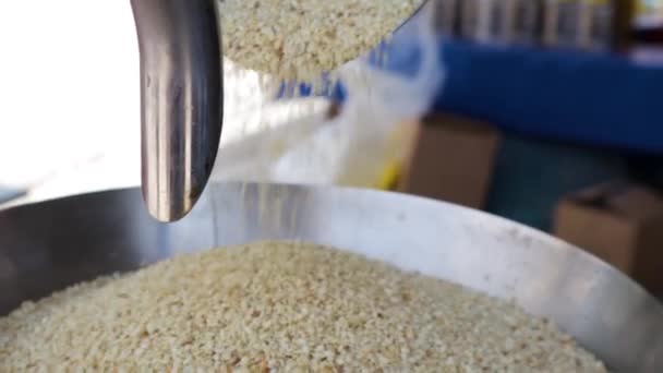 Aus Sesamsamen Wird Tahini Mit Tahini Mühle Susame Verwandelt Sich — Stockvideo