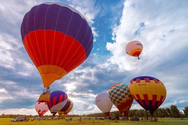 Sıcak hava balonları akşam uçuş başlangıcı.