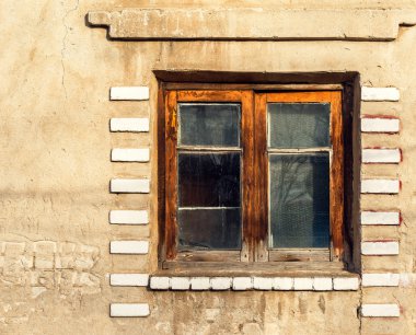 Eski bir binada kapalı pencere.