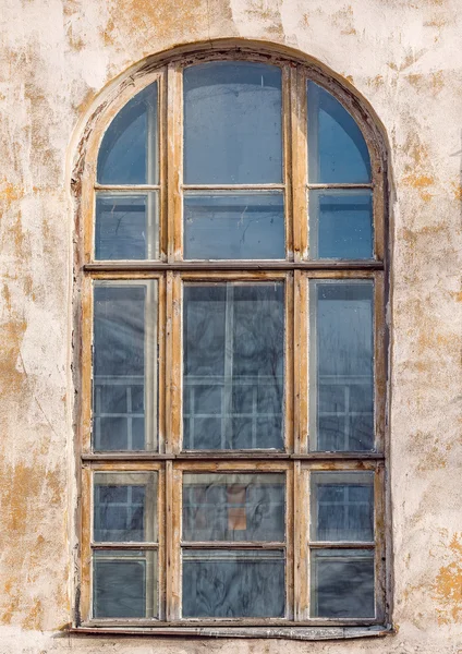 Fenêtre fermée dans l'ancien bâtiment . — Photo