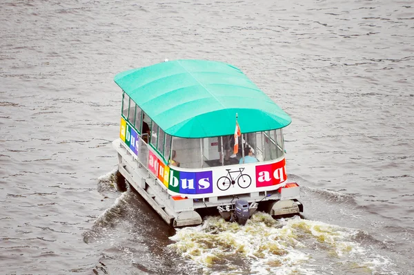 Offentlig vattenbuss. — Stockfoto