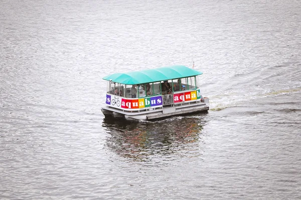 Öffentlicher Wasserbus. — Stockfoto