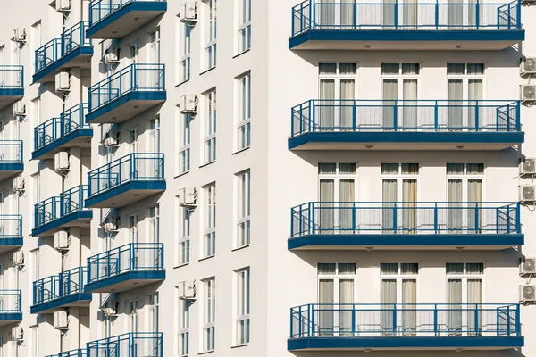 Fenêtres et balcons . — Photo