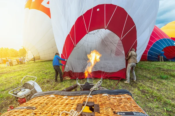 Przygotowanie do lotu wieczorem balonów na ogrzane powietrze. — Zdjęcie stockowe