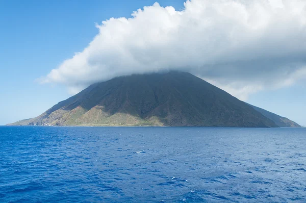 Stromboli ö med moln på toppen. — Stockfoto