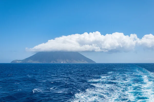 Isola di Stromboli con nuvola in cima . — Foto Stock