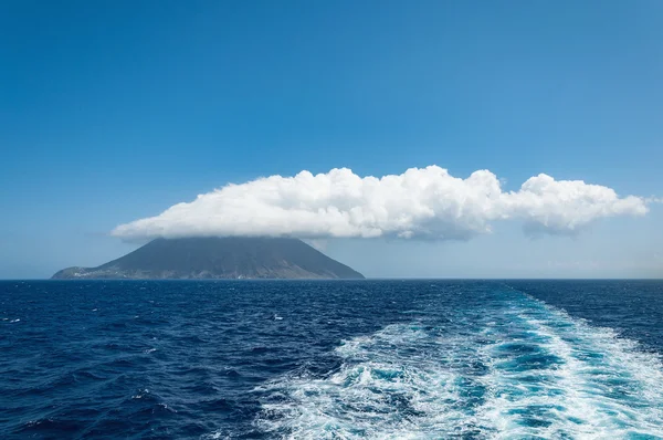 Stromboli ö med moln på toppen. — Stockfoto