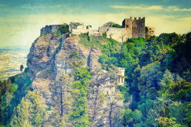 Vintage tarzı Erice şehrin antik kale görünümü. 