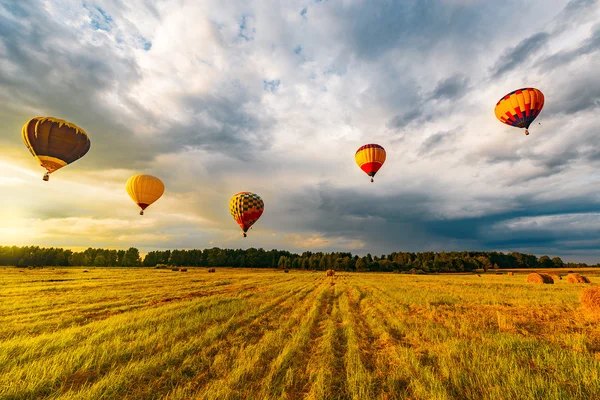 Poranny lot z balonów na ogrzane powietrze. — Zdjęcie stockowe