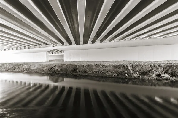 Construcciones bajo el puente . — Foto de Stock