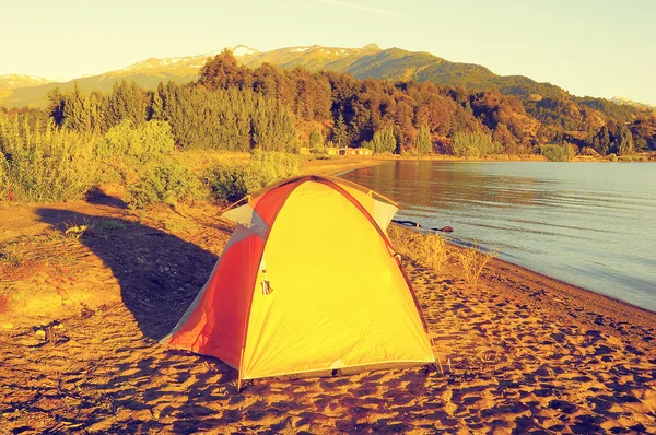 Toeristische tent door General Carrera lake. — Stockfoto