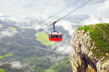 Pilatus dağın tepesine teleferik yaklaşım.