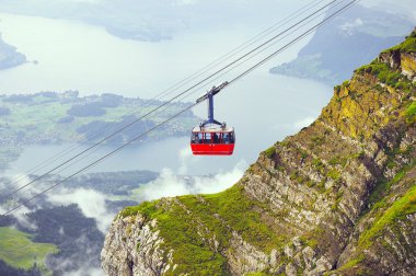 Pilatus dağın tepesine teleferik yaklaşım.