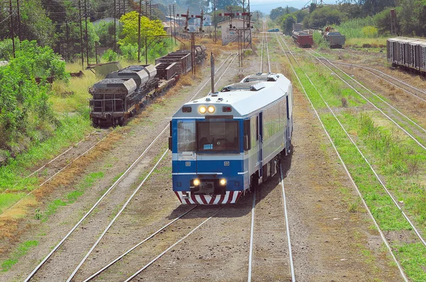Utasok dízelüzemű vonat érkezik Guemes station. — Stock Fotó