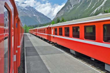 İki tren için farklı yönlere hareket.