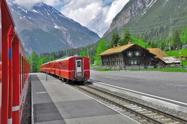 Deux trains se déplacent dans des directions différentes . — Photo