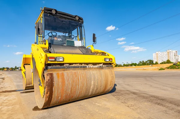 Straßenwalze steht auf Asphaltdecke. — Stockfoto