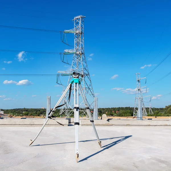 Theodolite en la construcción del puente de la carretera . — Foto de Stock