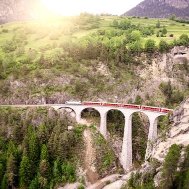 Yolcu treni St. Moritz Chur için gider..