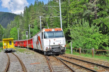 Davos dan ile yolcu treni.