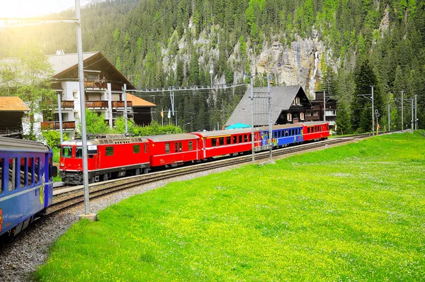 Tren de pasajeros se acerca a la estación de tren . —  Fotos de Stock