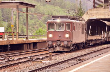 Yük treni istasyonu önce hareket üzerinde duruyor. İsviçre.