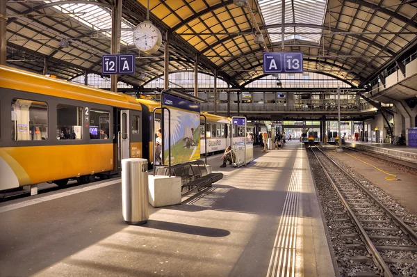 Pociągów pasażerskich do Interlaken stoi przez platformę przed odlotem. — Zdjęcie stockowe