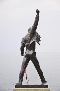 Freddie Mercury heykel Cenevre kıyısında göl kenarında.