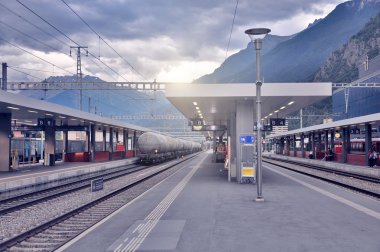 Tren istasyonuna akşam görünümü.