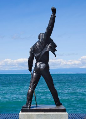 Freddie Mercury heykel Cenevre kıyısında göl kenarında.