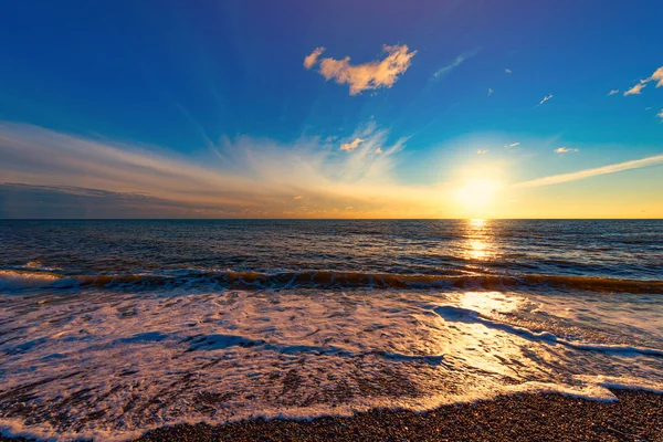 Cielo al atardecer sobre la tranquila superficie del mar. —  Fotos de Stock