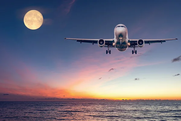 Flight of the plane above the ocean. — Stock Photo, Image