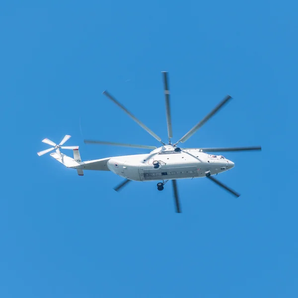 Atterrissage d'hélicoptère militaire. — Photo