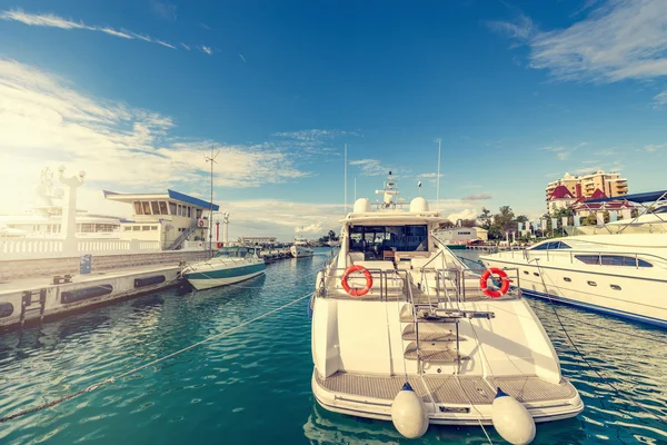 Viele Yachten im Hafen. — Stockfoto