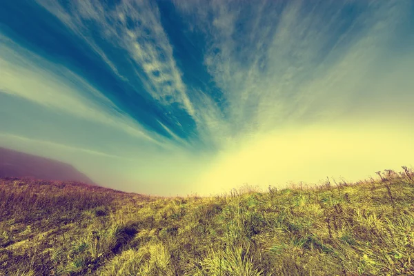 Wolkenlandschaft über der Wiese. — Stockfoto