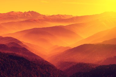 Gerçeküstü erken sabah Caucasus manzara.