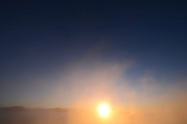 Облачность и солнце на закате . — стоковое фото
