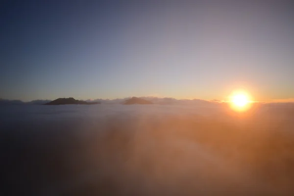 Fantástica paisagem nublada e sol ao pôr do sol . — Fotografia de Stock