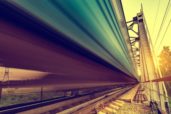 Yüksek hızlı tren hızlı hareket eder. — Stok fotoğraf