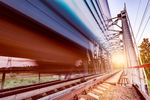 Yüksek hızlı tren hızlı hareket eder. — Stok fotoğraf