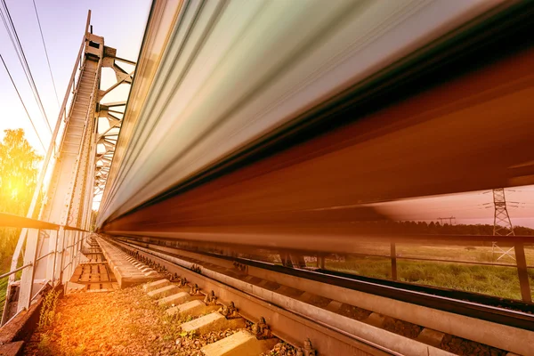 Yüksek hızlı tren hızlı hareket eder. — Stok fotoğraf