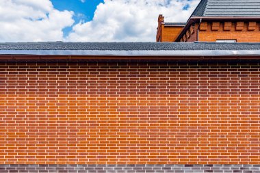 Kırmızı tuğla çit.