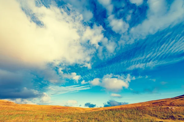 Amazing cloudscape above the mountain meadow. — Stock Photo, Image