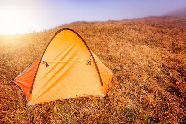 Tienda naranja en la cima de la montaña . — Foto de Stock