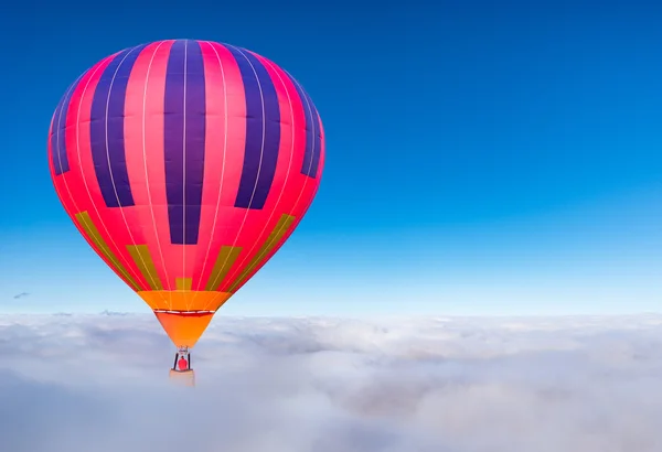 Sıcak hava balonu sabah uçuş. — Stok fotoğraf