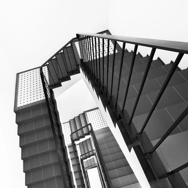 Escaleras dentro del edificio de apartamentos de prestigio de lujo . — Foto de Stock