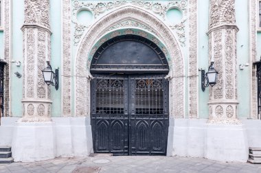 Geçmiş ve arşiv enstitüsü Nikolskaya Caddesi üzerinde.